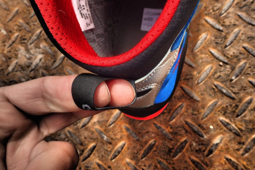 Dva lezecké prsty do poutka u bot ASOLO Elbrus GV nestrčíte.