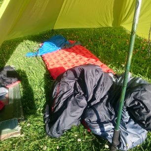 Nafukovací karimatka YATE Scout během letního spaní pod plachtou.