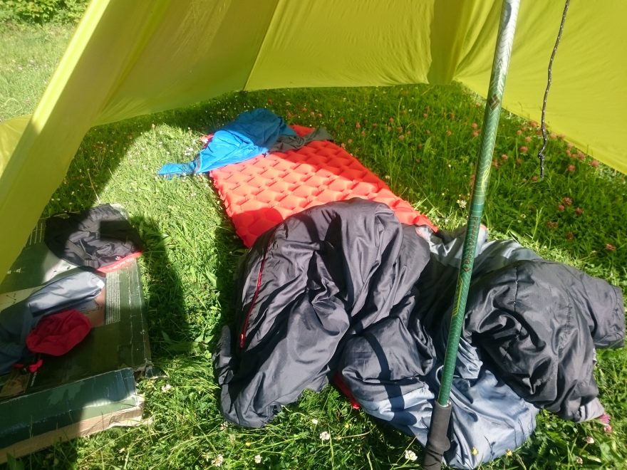 Nafukovací karimatka YATE Scout během letního spaní pod plachtou.