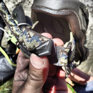 Plastový díl na TEVA Terra FI 4 mírně odstává a popruh se dá takto snadno uchopit.