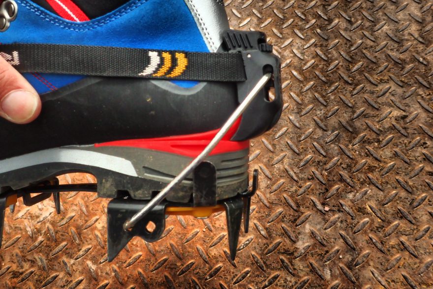 Poloautomatické mačky na botě ASOLO Elbrus GV - zadní pohled.