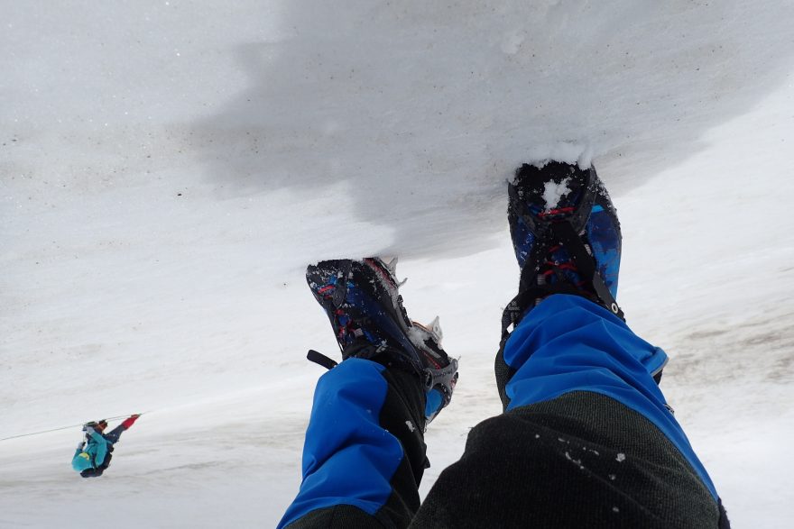 Postup strmým sněhovým svahem s ASOLO Elbrus GV.
