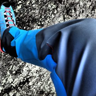 Direct Alpine Mountainer Tech mají anatomicky tvarovaná kolena.