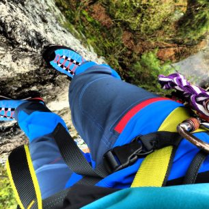 Direct Alpine Mountainer Tech mají na pravém stehně kapsu na zip.