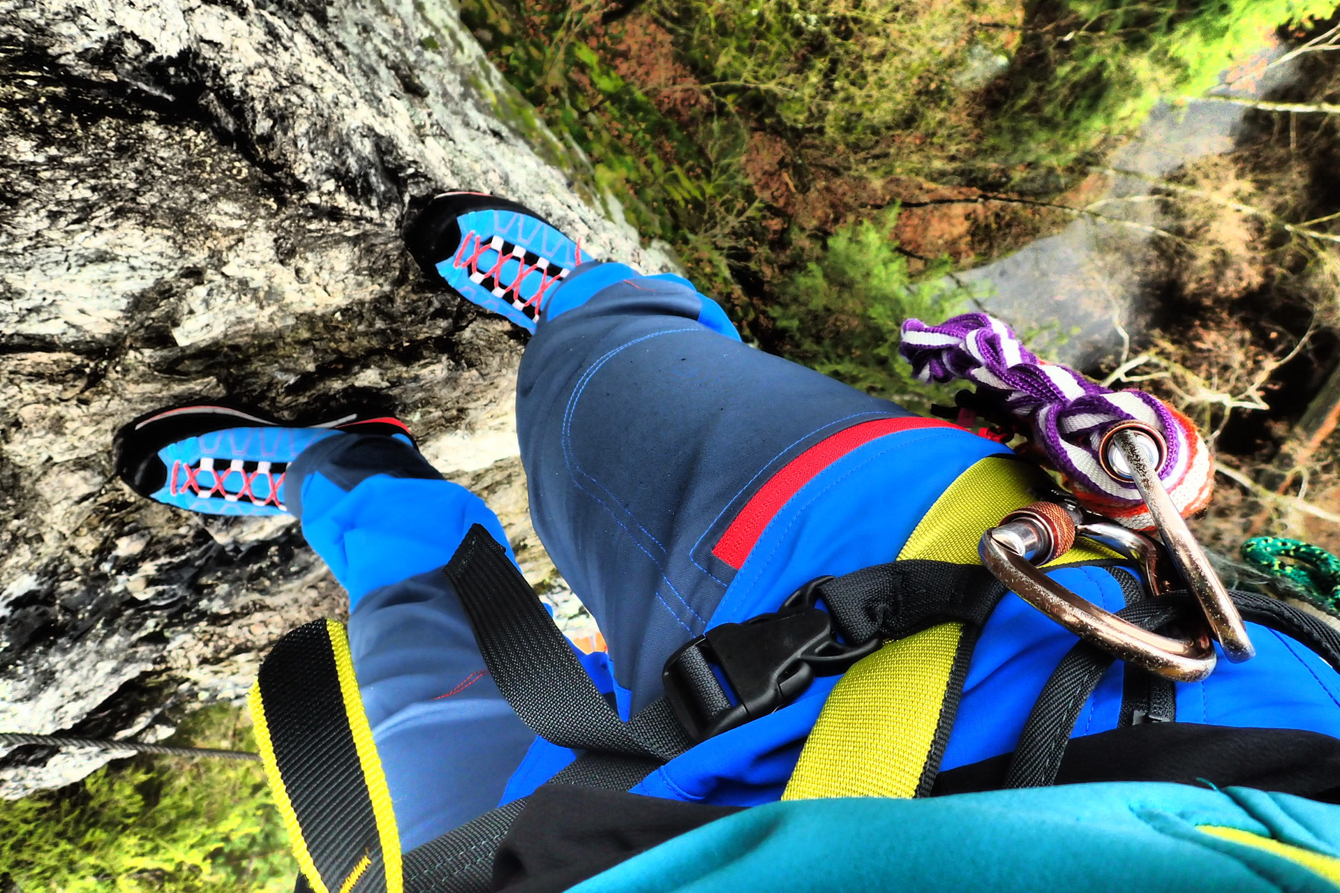 Direct Alpine Mountainer Tech mají na pravém stehně kapsu na zip.