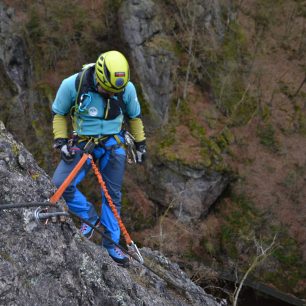 Direct Alpine Mountainer Tech poskytují ochranu i pohodlí při lezení zajištěných cest.