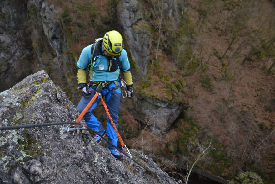 Direct Alpine Mountainer Tech poskytují ochranu i pohodlí při lezení zajištěných cest.