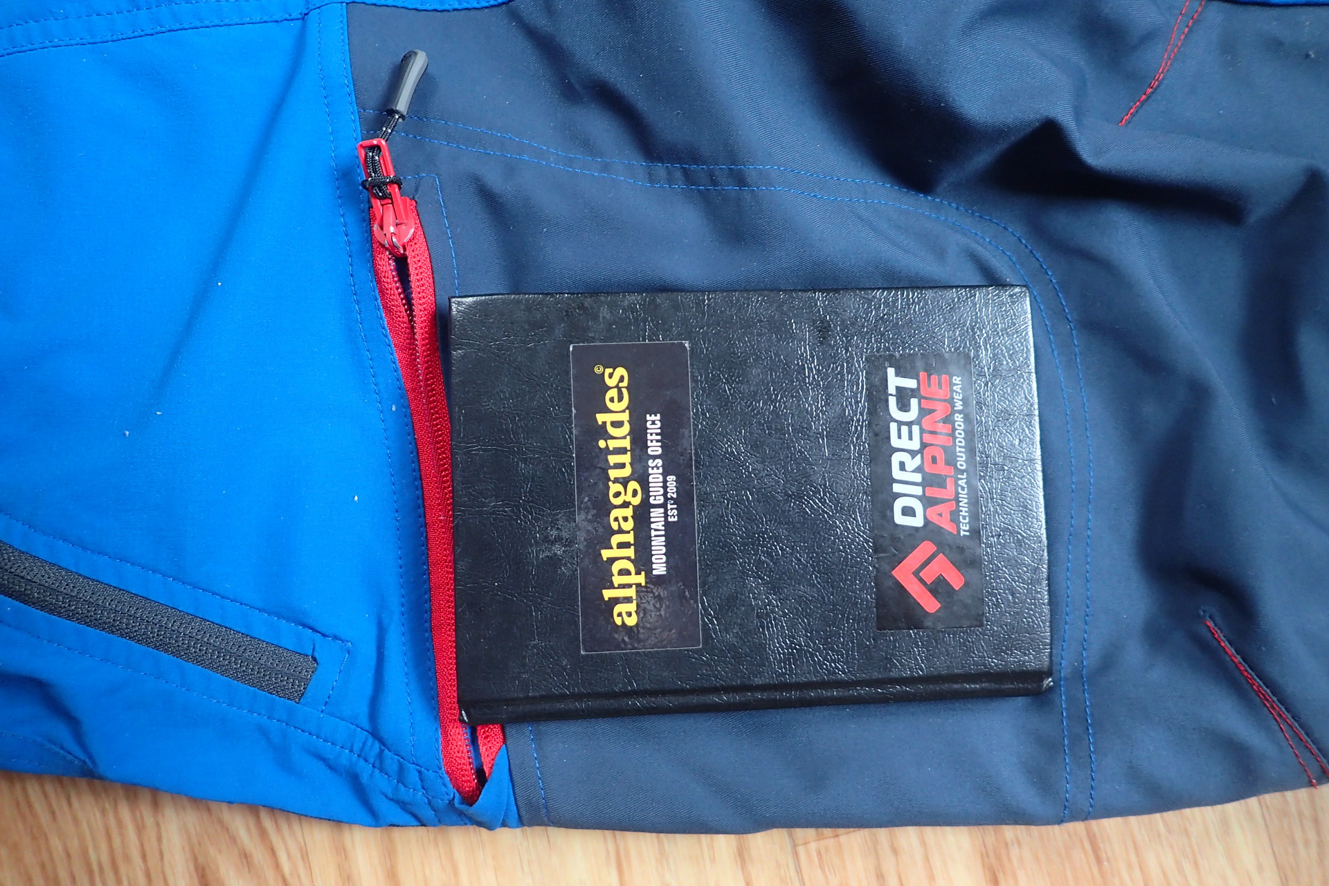 Doplňková kapsa na stehně Direct Alpine Mountainer Tech v porovnání s blokem A6.