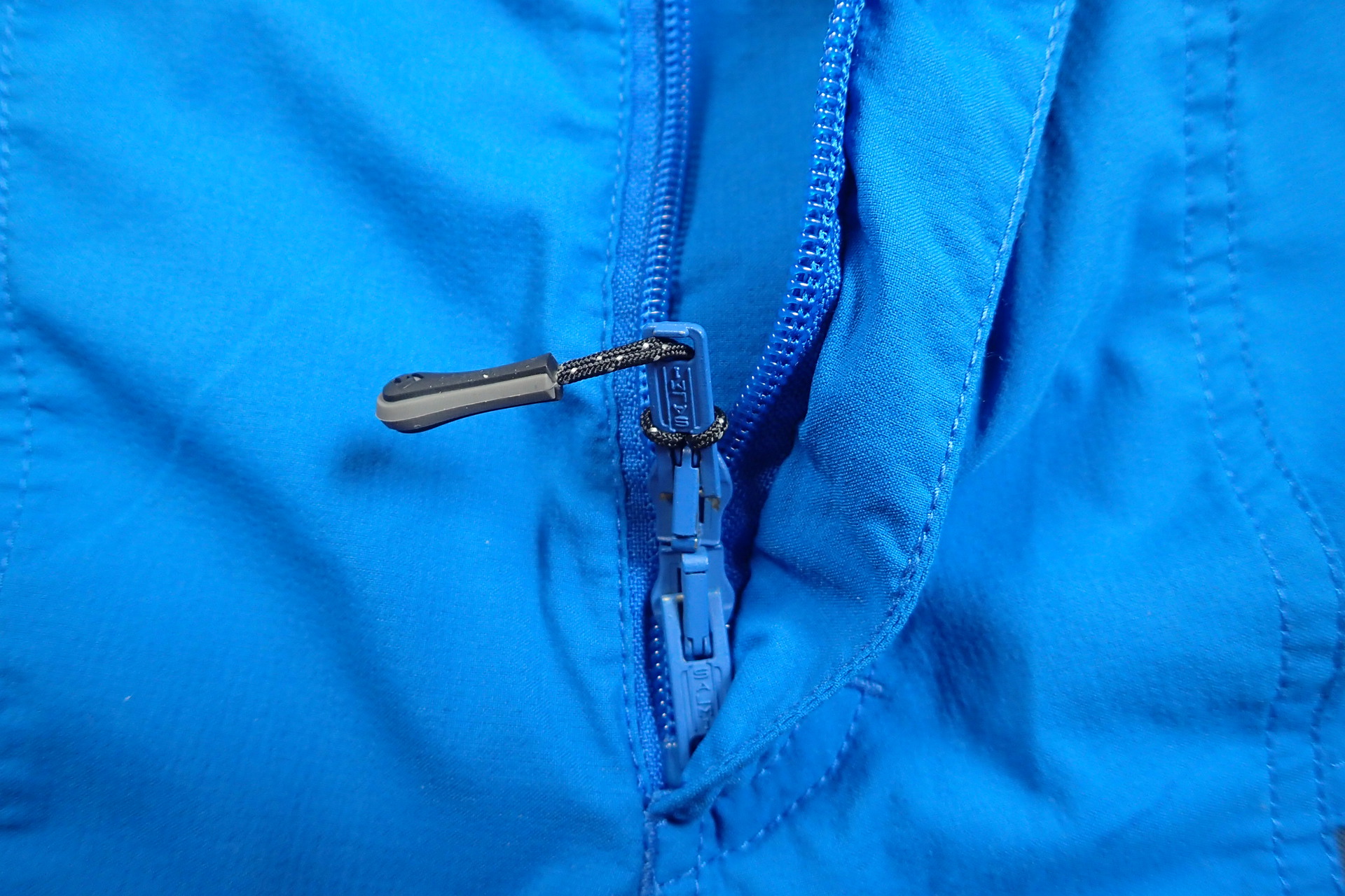 Dvojitý zip na poklopci Direct Alpine Mountainer Tech.