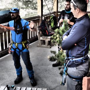 Kromě sedáku, helmy, tlumiče pádu si můžete na túru vzít i kalhoty Direct Alpine Mountainer Tech.