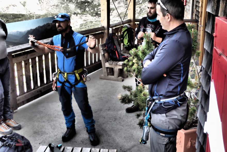Kromě sedáku, helmy, tlumiče pádu si můžete na túru vzít i kalhoty Direct Alpine Mountainer Tech.