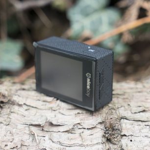 Zadní straně vévodí displej