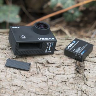 Akumulátor se zasouvá zespodu pod pogumovanou krytku