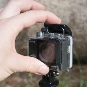 Vodotěsný obal se zavírá jednoduchou konstrukcí, která ale pevně drží