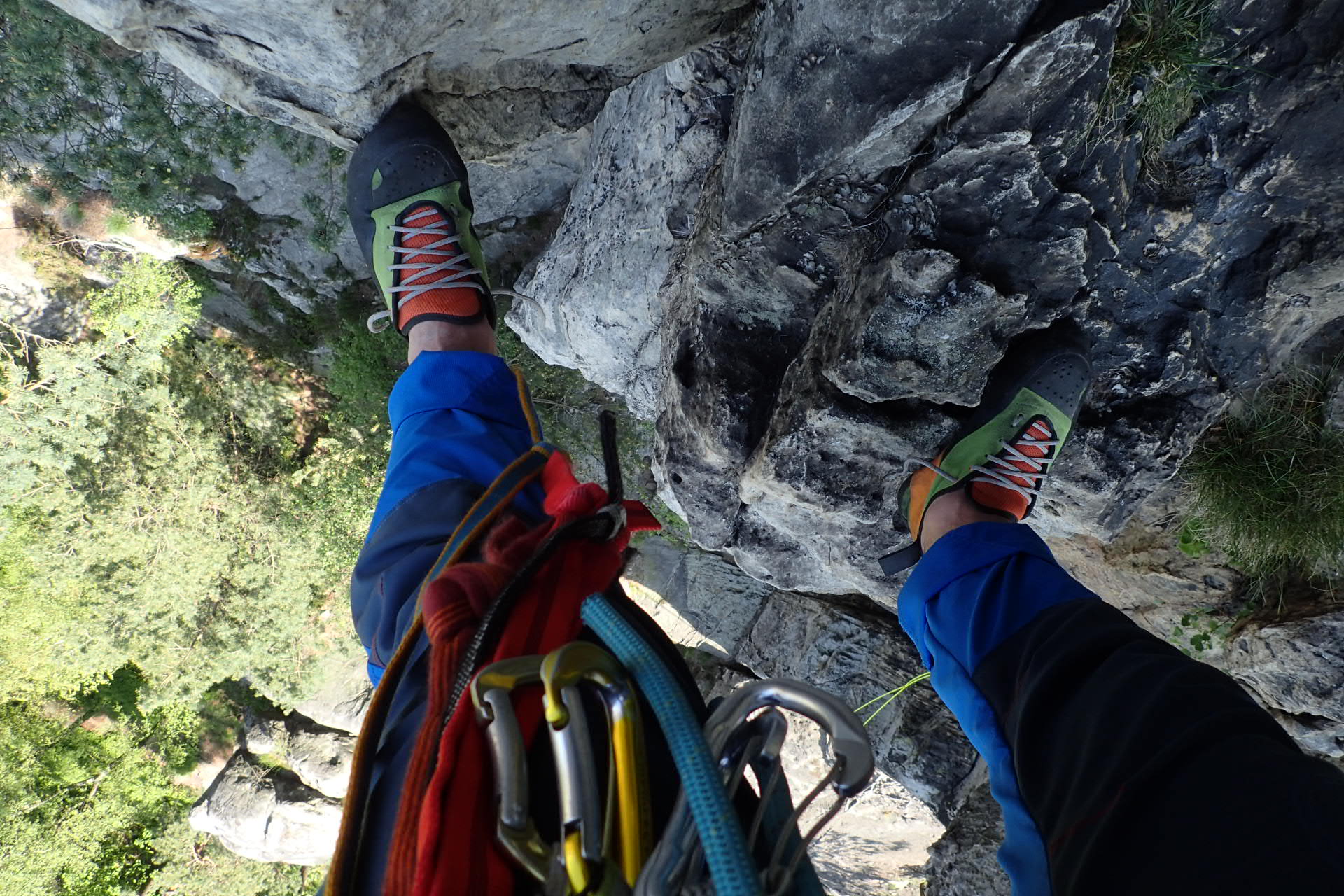 Pro lezení na skalách možno u Direct Alpine Mountainer Tech fešně ohrnout nohavice.