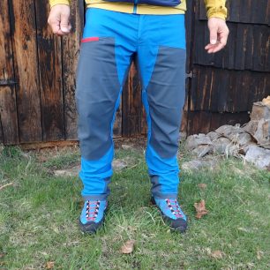 Zesílení kalhot Direct Alpine Mountainer Tech se dočkala i vnitřní strana u kotníků.