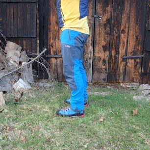 Zřetelný přechod zesílení zadního sedu a kolen u kalhot Direct Alpine Mountainer Tech.