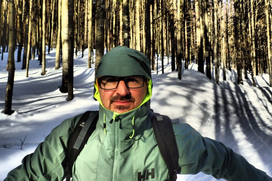 Helly Hansen softshellová bunda VANIR LOGR JACKET má i dobře řešenou kapuci, která chrání čelo i krk s bradou.