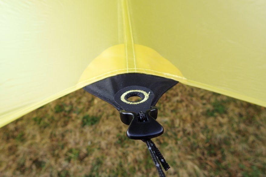 Napnutí plachty Sea to Summit Escapist 15D Tarp lze snadno regulovat pomocí těchto spon.