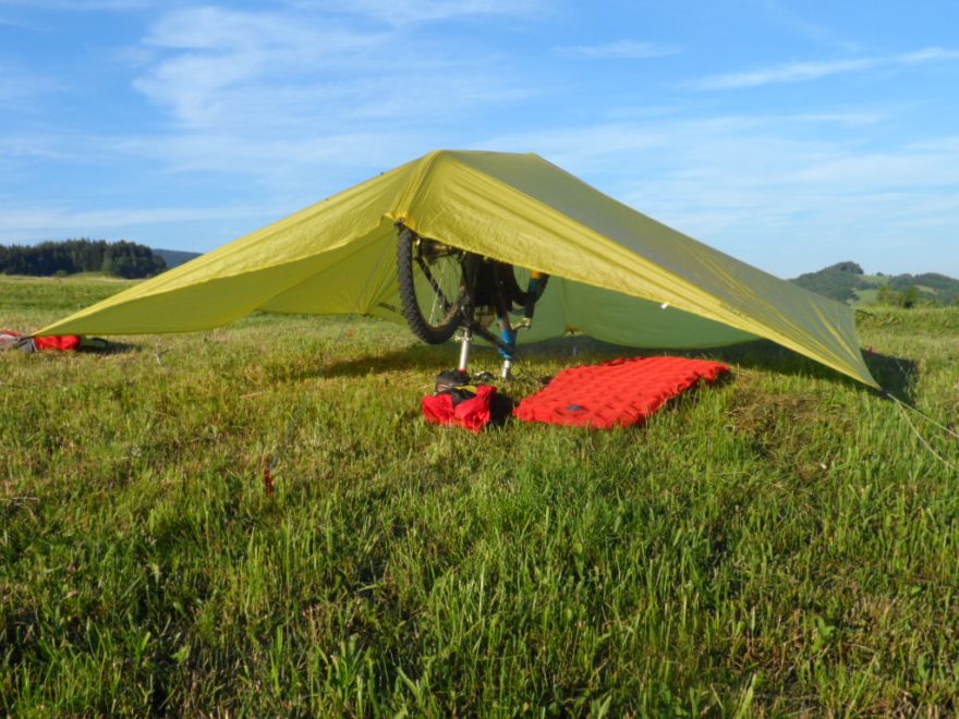 Vytvoření přístřešku pomocí otočeného kola na řidítka.