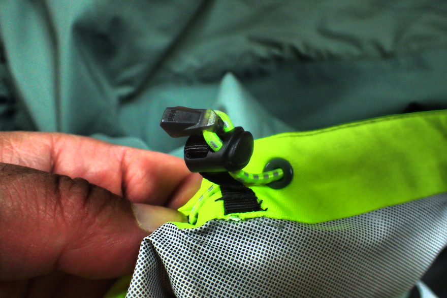 Regulace obvodu pasu je pomocí klasických samosvorek a pružné tkanice.