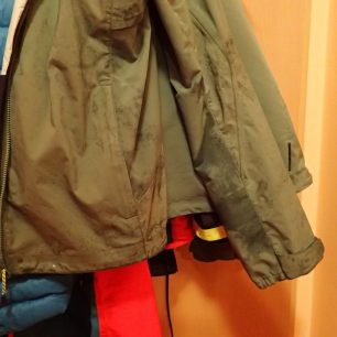 Rozdíl mezi použitými materiály u bundy HH Vanir Logr v dešti je zřetelný.