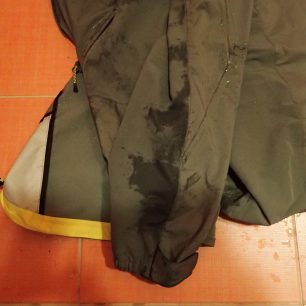 Rozdíl mezi použitými materiály u bundy HH Vanir Logr v dešti je zřetelný.