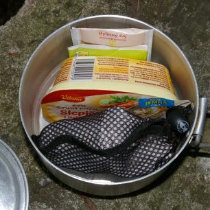 V ešusu se s vařičem vejdou zápalky, čaje i polévka.