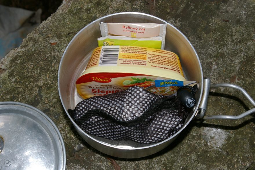 V ešusu se s vařičem vejdou zápalky, čaje i polévka.