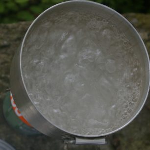 Voda se na vařiči COLEMAN FyreLite už intenzivně vaří.