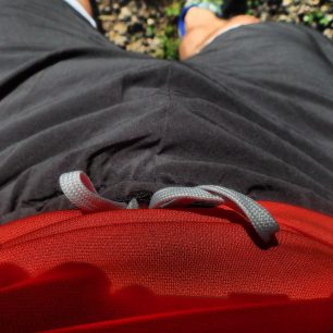 V pase RaidLight Ultralight Shorts kromě široké gumy je i stahování pomocí ploché tkanice.