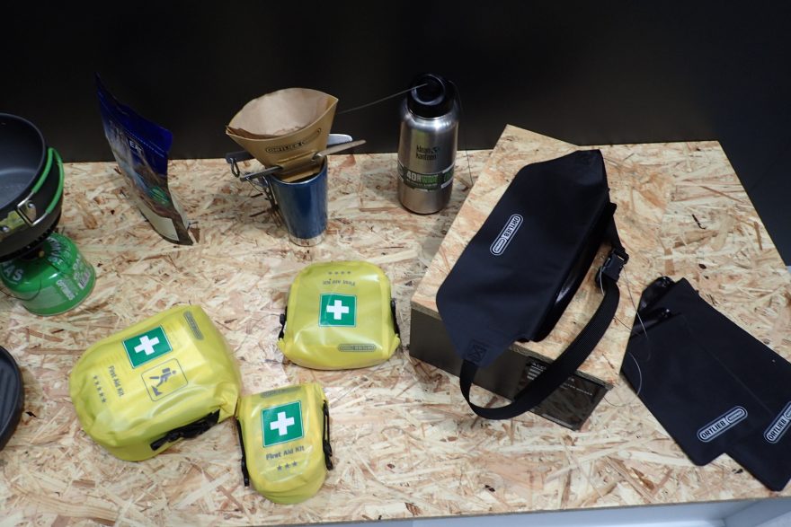 Doplňky ORTLIEB včetně filtru na kávu.