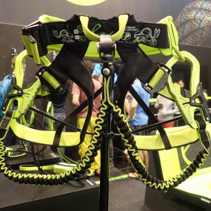 EDELRID a integrovaný tlumič do sedáku.