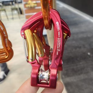 GRIVEL Karabina s integrovanou kladkou.