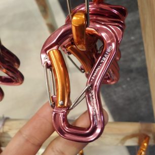 GRIVEL Karabina s příčkou a s dvěma západkami.