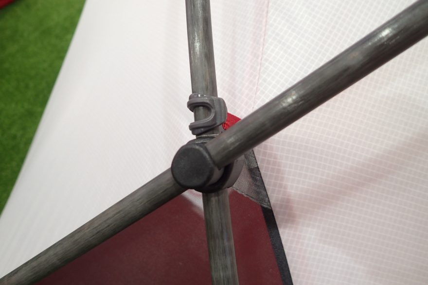 Masivní tyčky u stanu MSR GUIDELINE PRO.