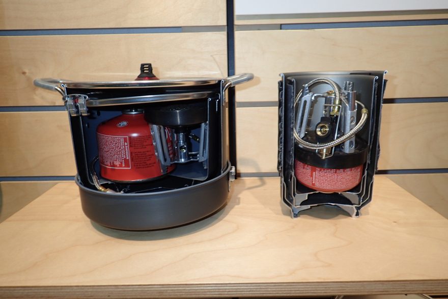 MSR řez uloženým vařičem v nádobí.