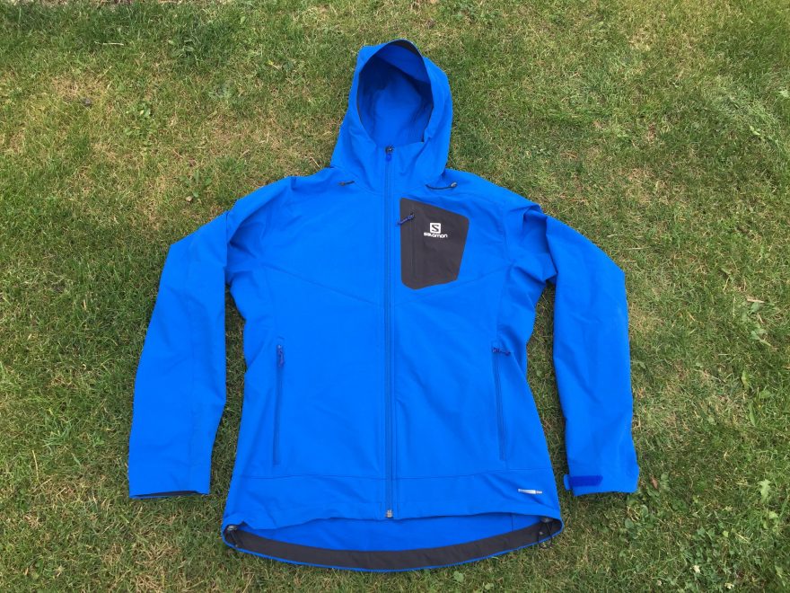 Pohled zepředu na bundu Salomon Ranger.