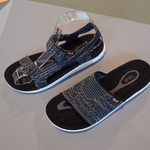 TEVA a pletené sandály.