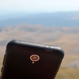 Kamera a krytka zvukového konektoru Evolvelo G4