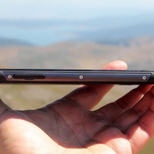 Krytka nanoSIM a SD karty s možností záměny celé boční lišty za stříbrnou