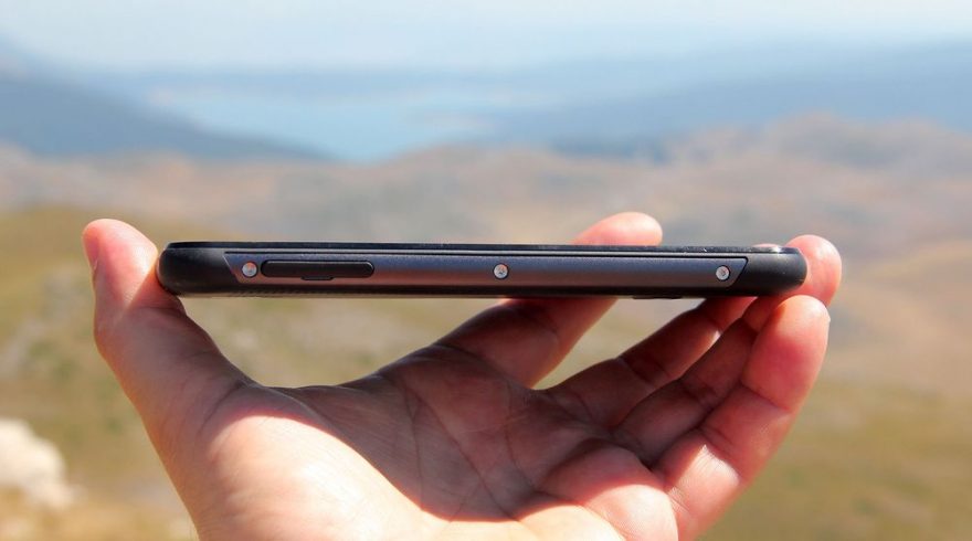 Krytka nanoSIM a SD karty s možností záměny celé boční lišty za stříbrnou