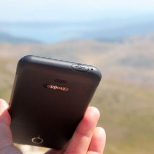 Krytka microUSB na dolní straně telefonu Evolveo G4
