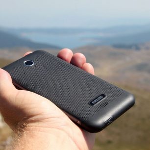 Zadní profilovaná strana telefonu Evolveo G4 s kamerou