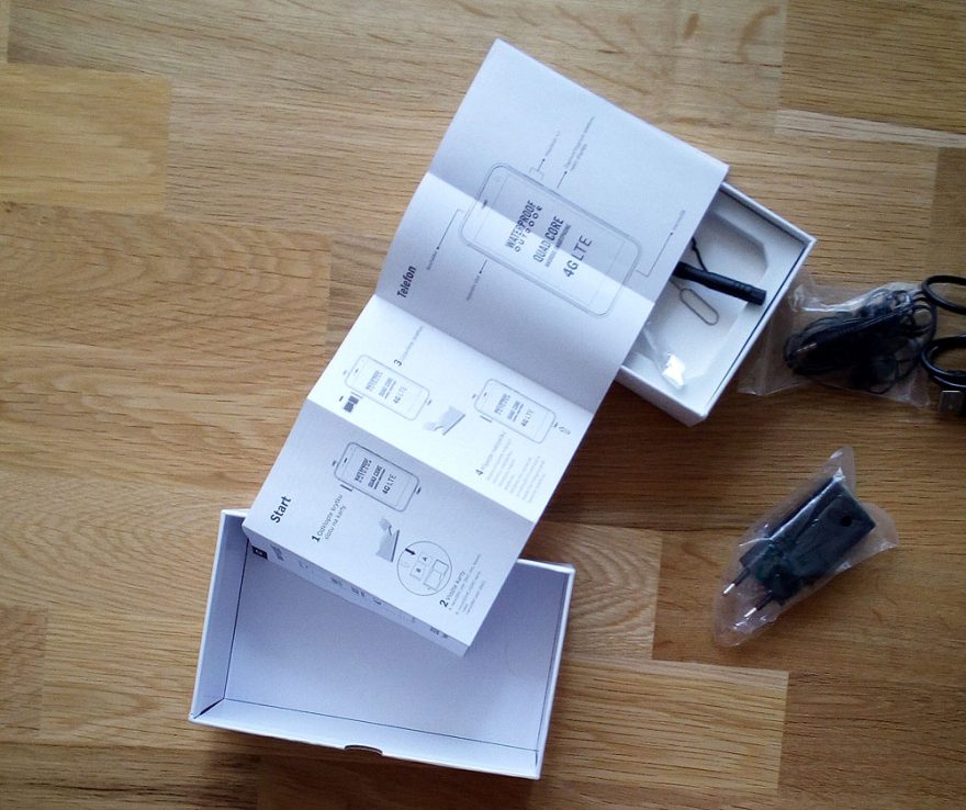 Balení telefonu Evolveo G4 se stručným vícejazyčným návodem