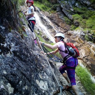 Na vodní ferratě u Faaker See v horších světelných podmínkách