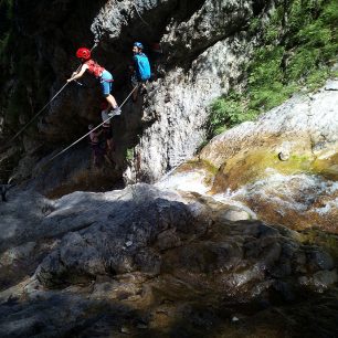 Na vodní ferratě u Faaker See v horších světelných podmínkách