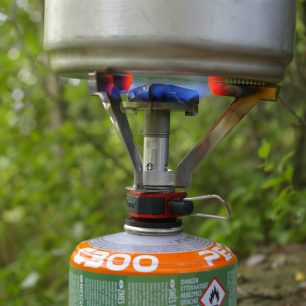 Vařič Coleman Fyrelite Start intenzivně ohřívá nádobu.