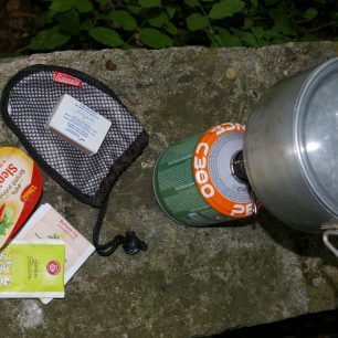 Vařič Coleman Fyrelite Start ohřívá vodu a my si vybereme zda polévku nebo čaj.