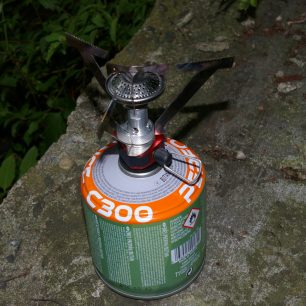 Vařič Coleman Fyrelite Start s kartuší C300 připraven k zapálení.